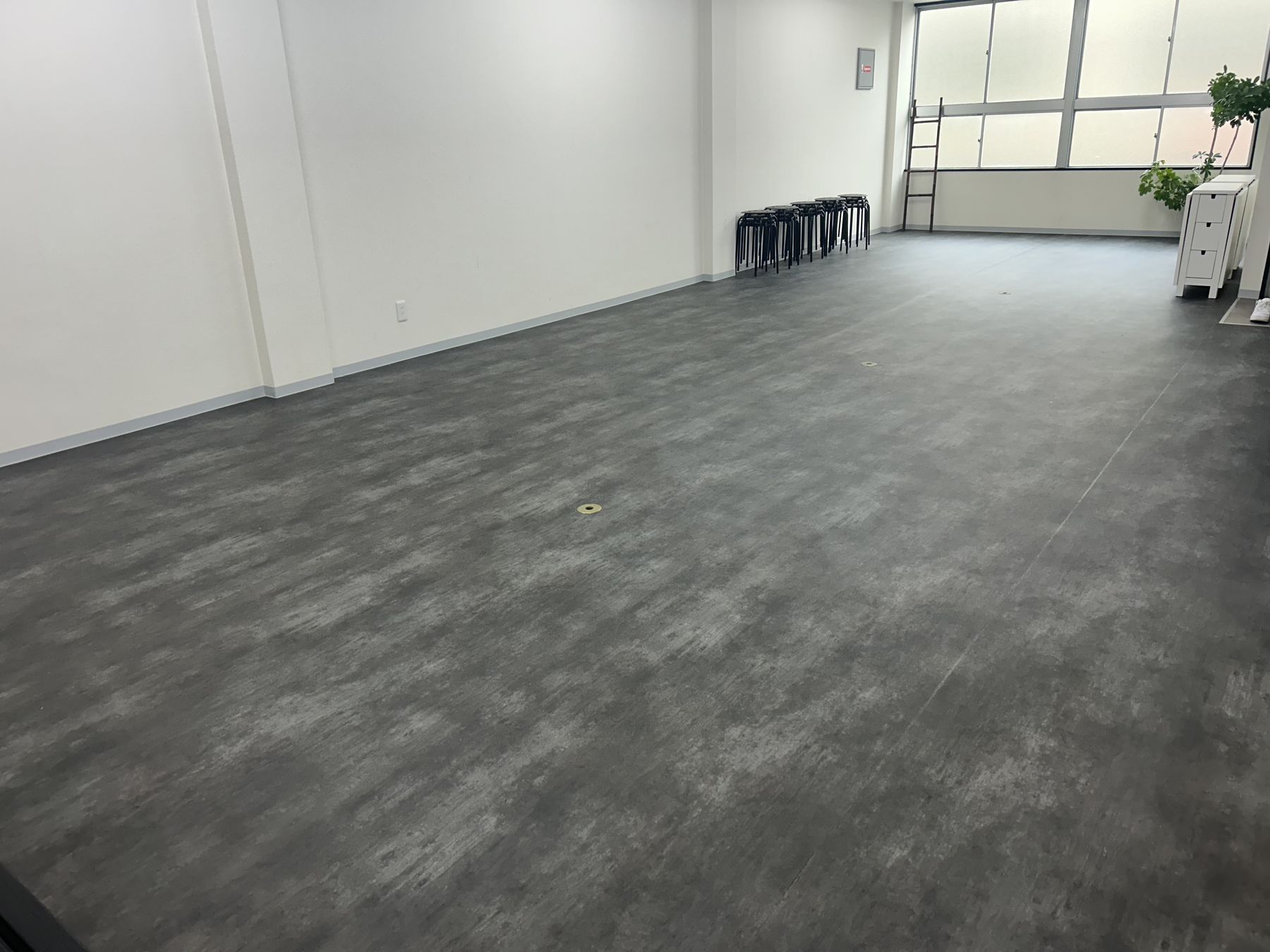 窓から光が入る、家具のない広々としたサルースの室内
